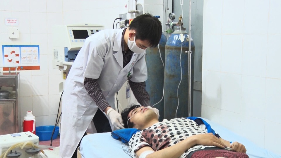 Vụ xe U oát lao xuống vực: 4 người bị thương qua cơn nguy kịch - 1 Vụ xe U oát lao xuống vực: 4 người bị thương qua cơn nguy kịch - 1