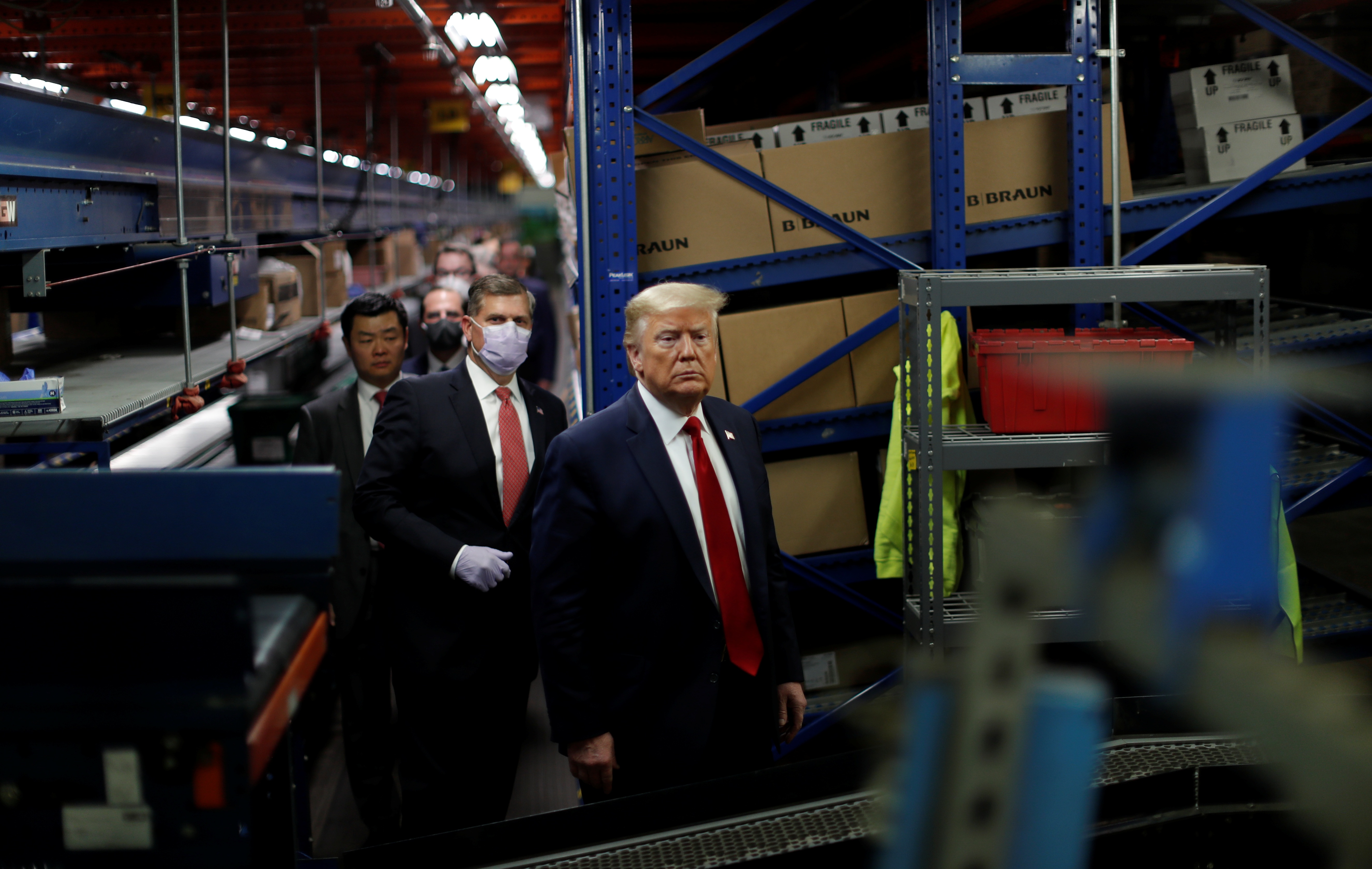 Ông Trump vẫn không đeo khẩu trang giữa nơi đông người - 1 Ông Trump vẫn không đeo khẩu trang giữa nơi đông người - 1