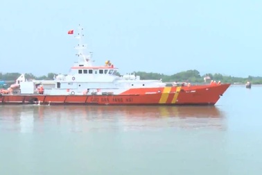 Xót xa cảnh thân nhân đón xác 11 thuyền viên tử nạn trên biển