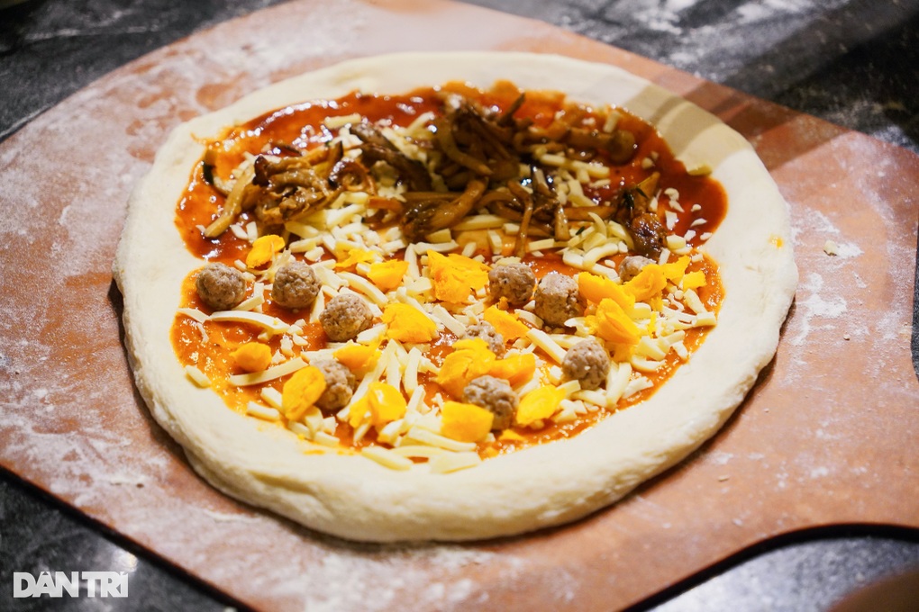 Tiệm pizza chỉ bán 2 tiếng mỗi ngày ở TPHCM: Chủ quán sợ... đông khách - 4 Tiệm pizza chỉ bán 2 tiếng mỗi ngày ở TPHCM: Chủ quán sợ... đông khách - 4