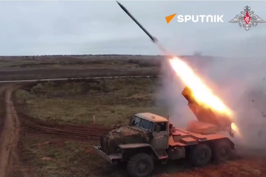 Siêu pháo Nga bắn "mưa hỏa lực" xuyên phòng tuyến của Ukraine