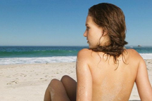 Khách không mặc đồ khi tắm biển, địa phương muốn dẹp luôn bãi tắm khỏa thân