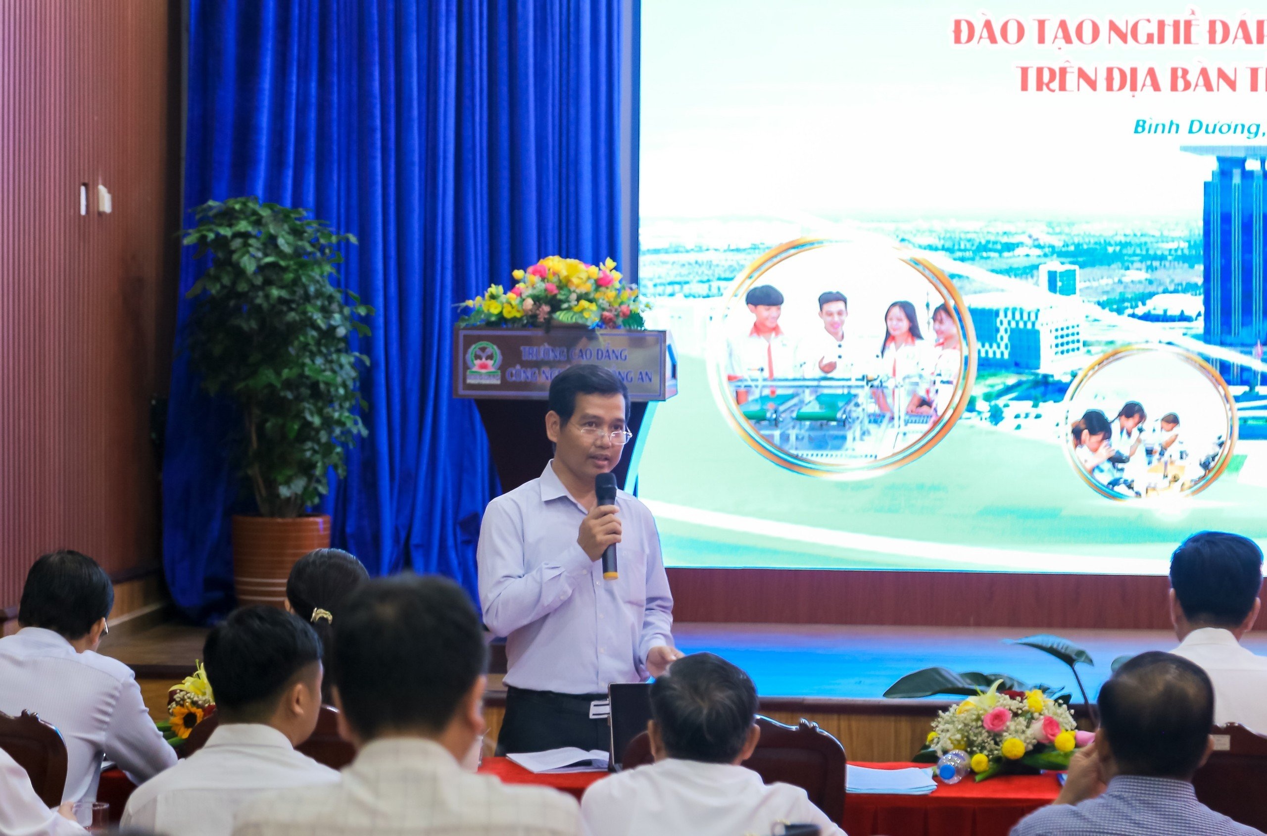 Theo ông Võ Đông Duy – Trưởng phòng GDNN, Sở Lao động – Thương binh và Xã hội trao đổi về mô hình đào tạo kép.jpg Theo ông Võ Đông Duy – Trưởng phòng GDNN, Sở Lao động – Thương binh và Xã hội trao đổi về mô hình đào tạo kép.jpg
