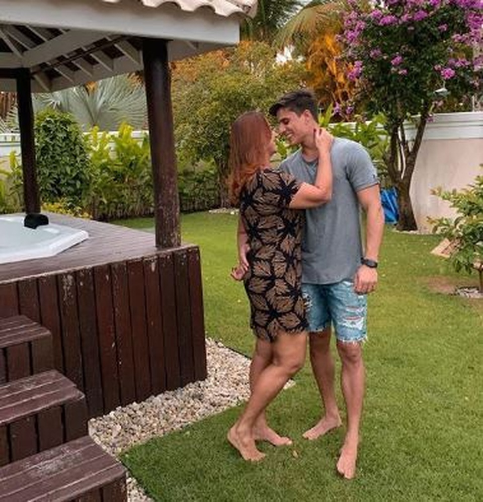 Được con trai ủng hộ, mẹ Neymar tái hợp tình trẻ kém gần 30 tuổi - 1 Được con trai ủng hộ, mẹ Neymar tái hợp tình trẻ kém gần 30 tuổi - 1