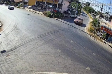 Ba ô tô lao vào nhau ở ngã tư, nhiều người văng khỏi xe