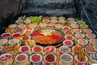 Nhà hàng lẩu dưới lòng đất: Ăn giữa mùa hè oi nóng không cần bật điều hòa