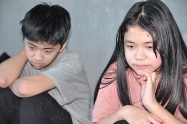 Bố mẹ lần lượt qua đời, 4 chị em mồ côi chăm nhau trong căn nhà vắng