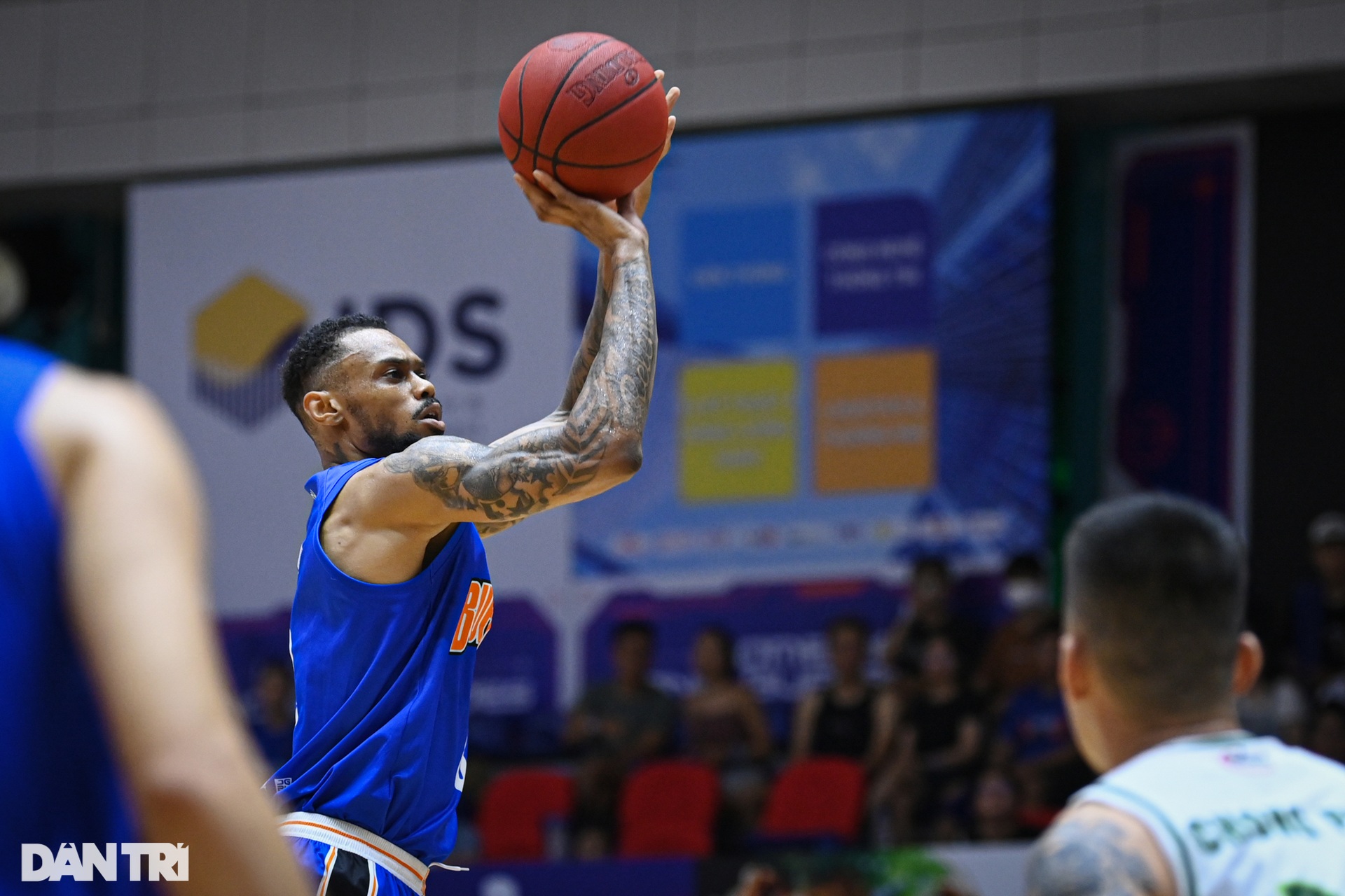 Mãn nhãn với những pha úp rổ đẳng cấp NBA của ngoại binh Hanoi Buffaloes - 4 Mãn nhãn với những pha úp rổ đẳng cấp NBA của ngoại binh Hanoi Buffaloes - 4