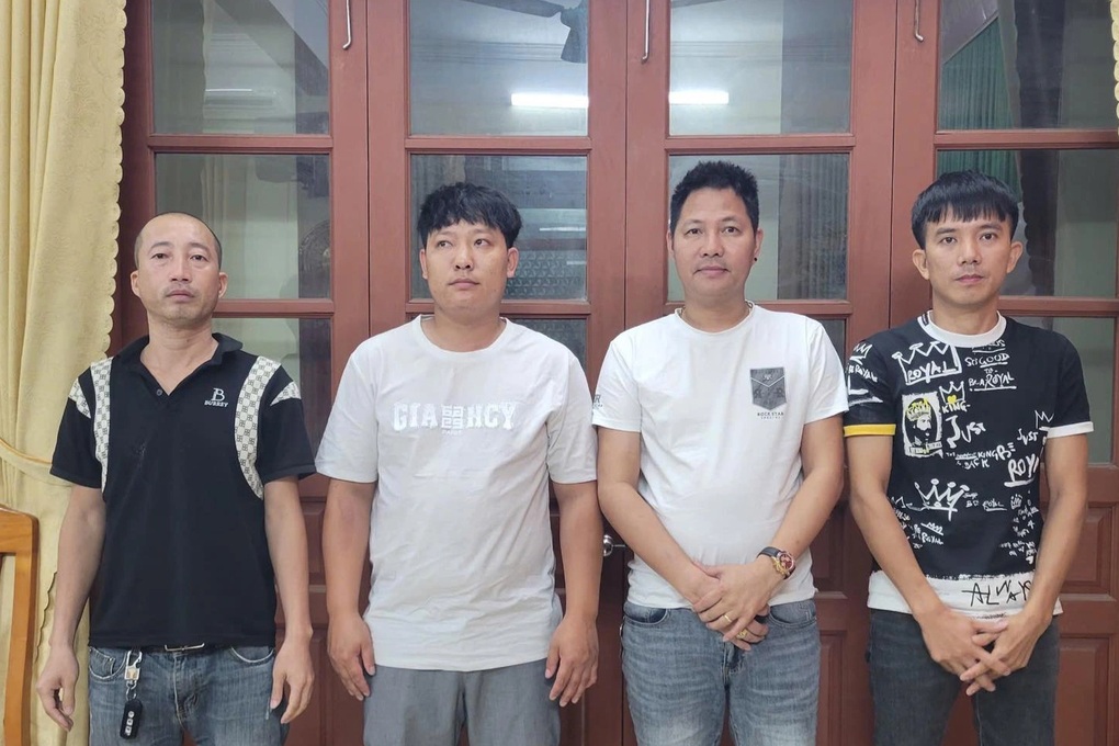 Tạm giữ 4 đối tượng chặn đường chửi bới, đập phá, bò trước đầu xe khách - 1 Tạm giữ 4 đối tượng chặn đường chửi bới, đập phá, bò trước đầu xe khách - 1