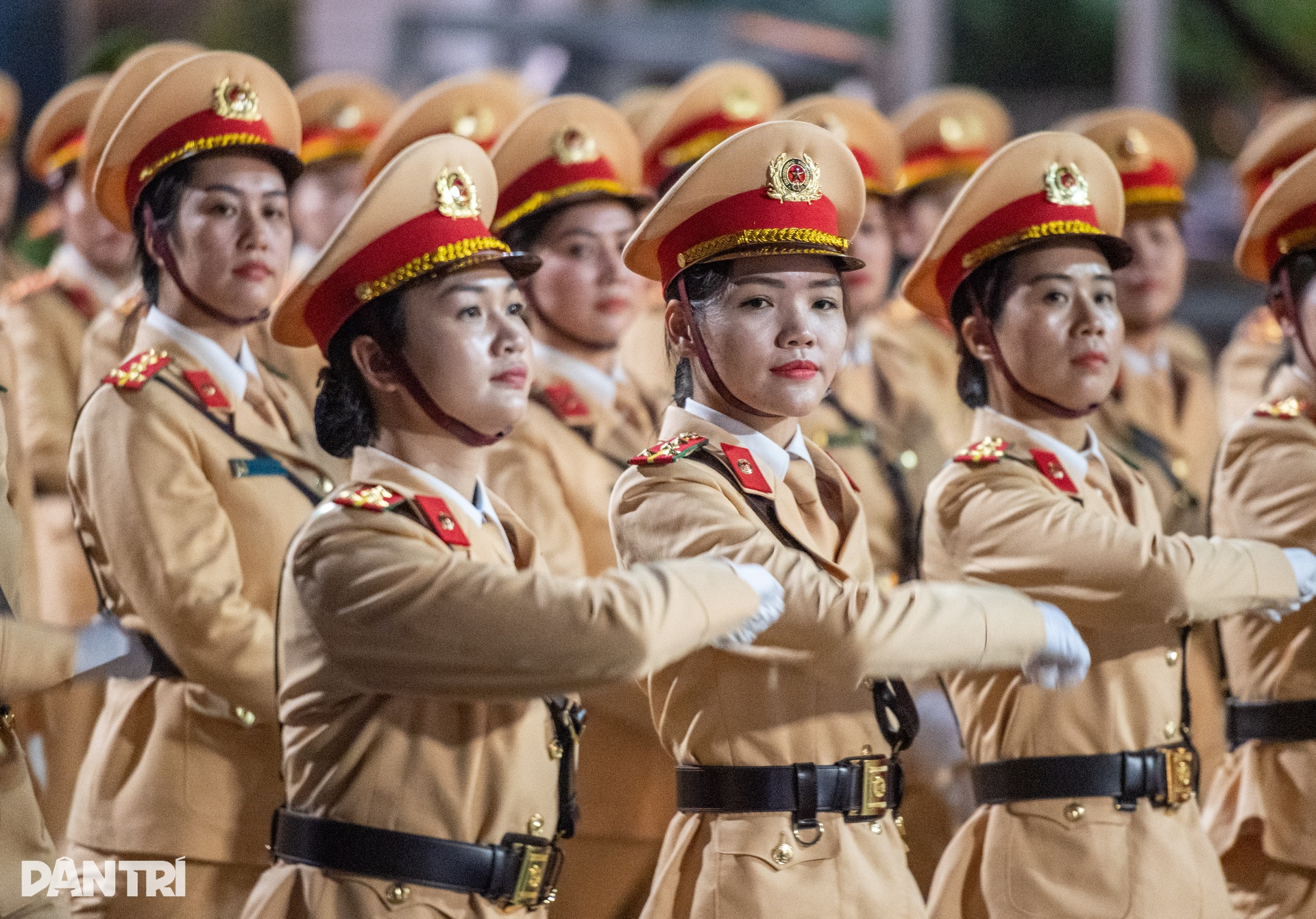 Nữ CSGT trình diễn võ thuật, quật ngã tội phạm tại bờ hồ Hoàn Kiếm - 5 Nữ CSGT trình diễn võ thuật, quật ngã tội phạm tại bờ hồ Hoàn Kiếm - 5