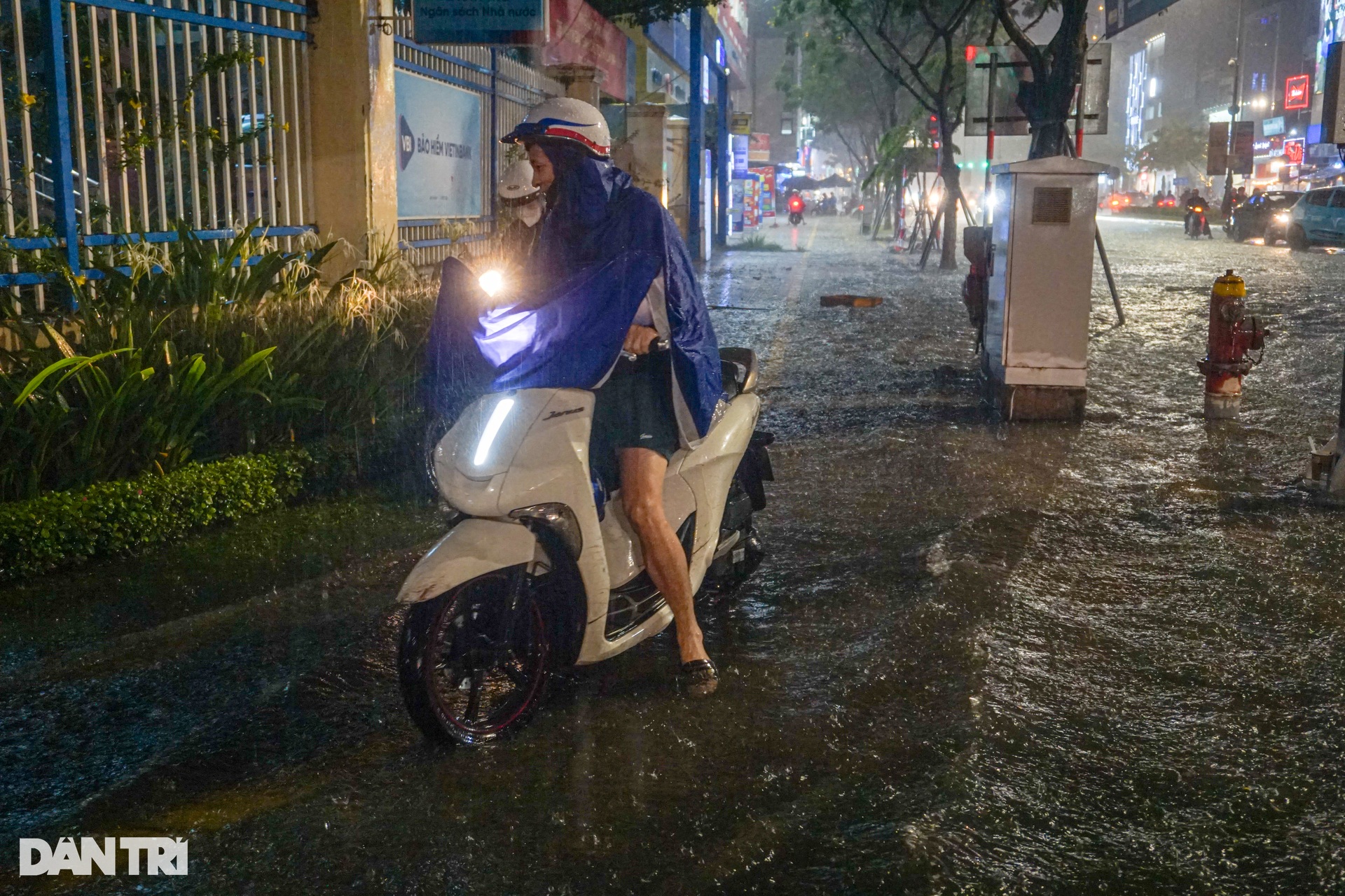 Đà Nẵng mưa xối xả, người dân vất vả lội nước về nhà - 9 Đà Nẵng mưa xối xả, người dân vất vả lội nước về nhà - 9