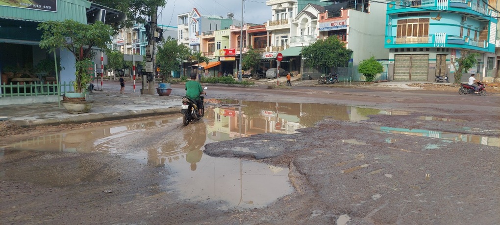 Quốc lộ 1A nát như ruộng cày, ngay đoạn qua Quy Nhơn - 2 Quốc lộ 1A nát như ruộng cày, ngay đoạn qua Quy Nhơn - 2