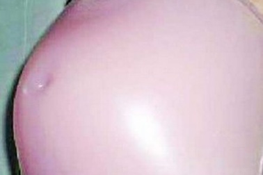 Giới trẻ Trung Quốc “sốt” với bụng bầu giả