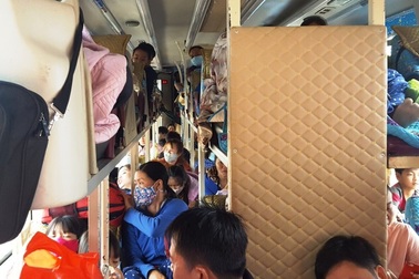 Xe khách hơn 30 chỗ, "nhồi" 62 người