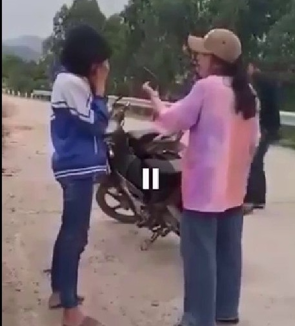 Triệu tập nhóm nữ sinh dùng mũ bảo hiểm đánh bạn - 1 Triệu tập nhóm nữ sinh dùng mũ bảo hiểm đánh bạn - 1