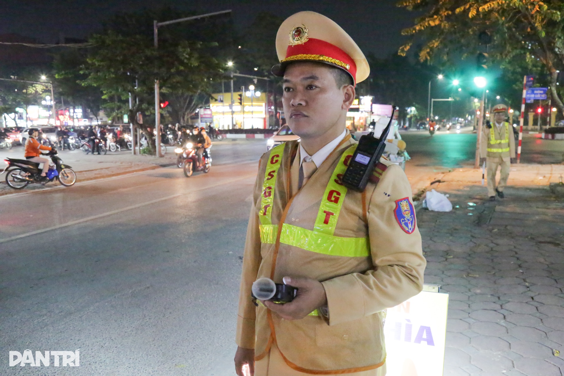 Bị CSGT phát hiện “có cồn” kịch khung, nam tài xế bỏ xe máy rời đi - 1 Bị CSGT phát hiện “có cồn” kịch khung, nam tài xế bỏ xe máy rời đi - 1