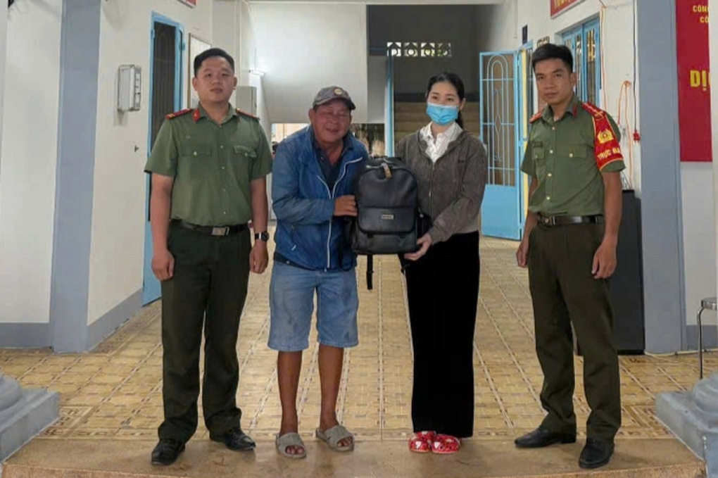 Người phụ nữ đánh rơi chiếc túi chứa nhiều vàng, tiền - 1 Người phụ nữ đánh rơi chiếc túi chứa nhiều vàng, tiền - 1
