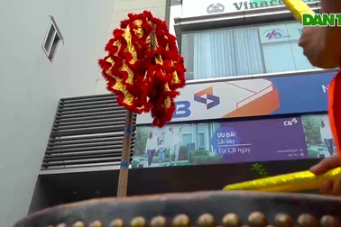 Bỏ tiền triệu thuê lân sư rồng mừng khai trương đầu năm ở TPHCM