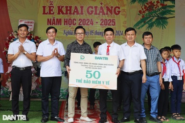 Báo Dân trí trao thẻ Bảo hiểm y tế tới hàng trăm học sinh miền Trung