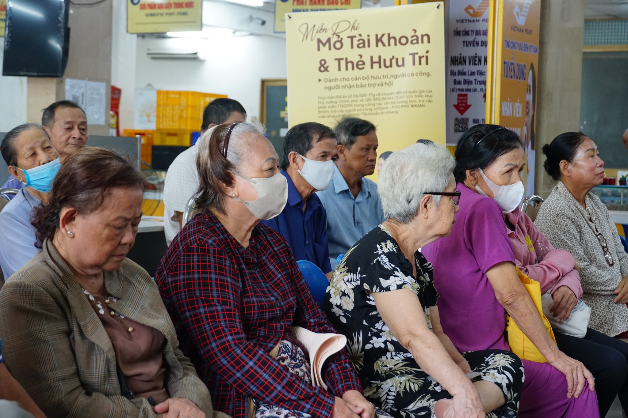 Hưởng lương hưu bằng tiền mặt sẽ trễ 3 ngày so với nhận qua tài khoản - 1 Hưởng lương hưu bằng tiền mặt sẽ trễ 3 ngày so với nhận qua tài khoản - 1