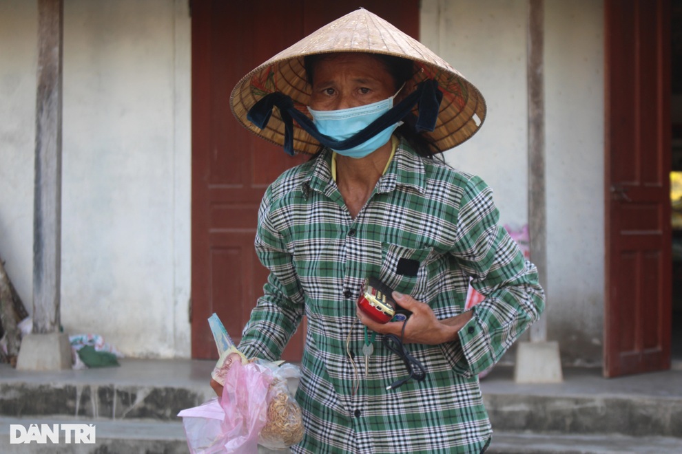 Nhói lòng cảnh người cha mù chăm con gái tâm thần trong cơ cực - 3 Nhói lòng cảnh người cha mù chăm con gái tâm thần trong cơ cực - 3