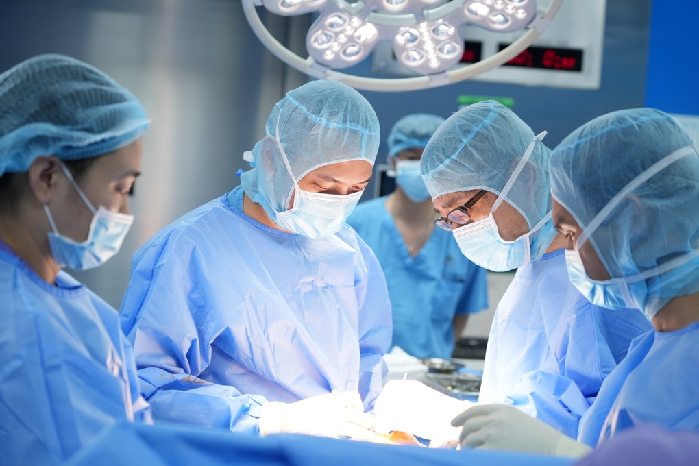 Thay khớp gối không cắt gân cơ, lấy lại vận động cho bệnh nhân biến dạng khớp 10 năm - 1 Thay khớp gối không cắt gân cơ, lấy lại vận động cho bệnh nhân biến dạng khớp 10 năm - 1