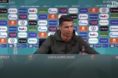 Ronaldo dẹp bỏ những chai Coca-Cola