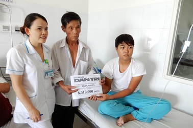 Trao tiền nhân ái tới ông bố trẻ bị bệnh viêm màng não