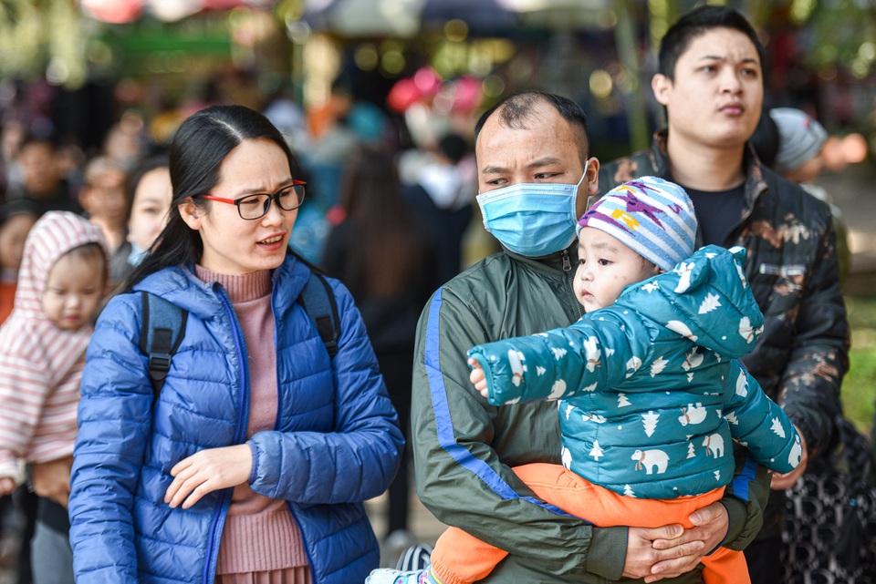 Biển người chen chân chật kín trong công viên Thủ Lệ dịp nghỉ Tết - 7 Biển người chen chân chật kín trong công viên Thủ Lệ dịp nghỉ Tết - 7