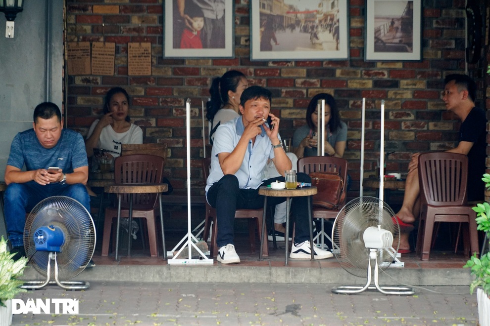 Hàng loạt quán cà phê mở cửa trở lại sau khi TP Hà Nội nới lỏng lệnh cấm - 10 Hàng loạt quán cà phê mở cửa trở lại sau khi TP Hà Nội nới lỏng lệnh cấm - 10
