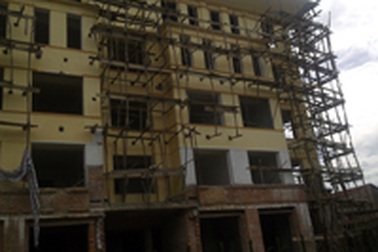 Phát hoảng với hệ thống giàn giáo ở công trình nhà 6 tầng