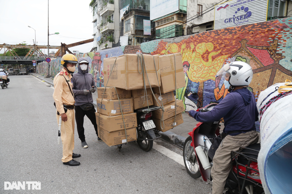 CSGT xử lý hàng loạt xe máy chở hàng cồng kềnh trên phố Hà Nội - 6 CSGT xử lý hàng loạt xe máy chở hàng cồng kềnh trên phố Hà Nội - 6