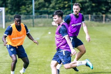 Quang Hải ghi bàn trong buổi tập ở Pau FC