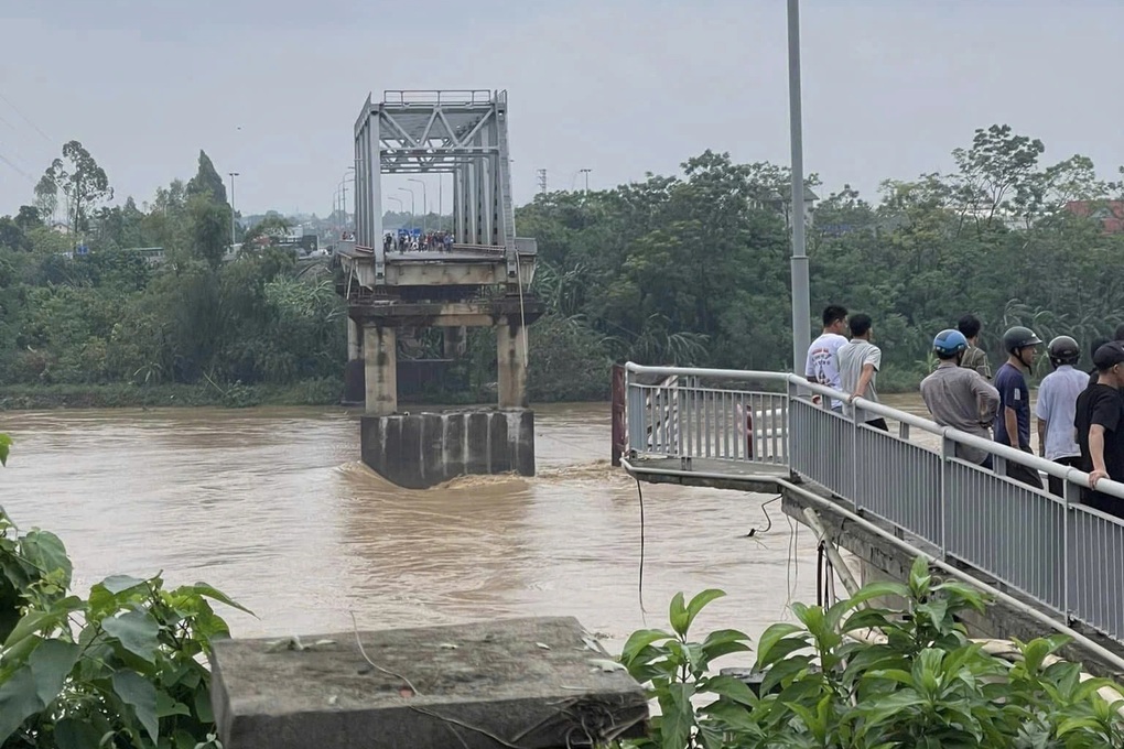 Có cả người, ô tô và xe máy đang lưu thông khi cầu Phong Châu đổ sập - 1 Có cả người, ô tô và xe máy đang lưu thông khi cầu Phong Châu đổ sập - 1