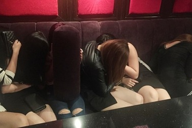 Bắt nhóm đối tượng chuyên ép các cô gái trẻ phục vụ quán hát