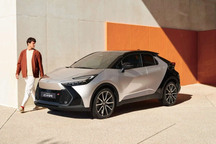 "Gà nhà đá nhau", Toyota C-HR thua Corolla Cross