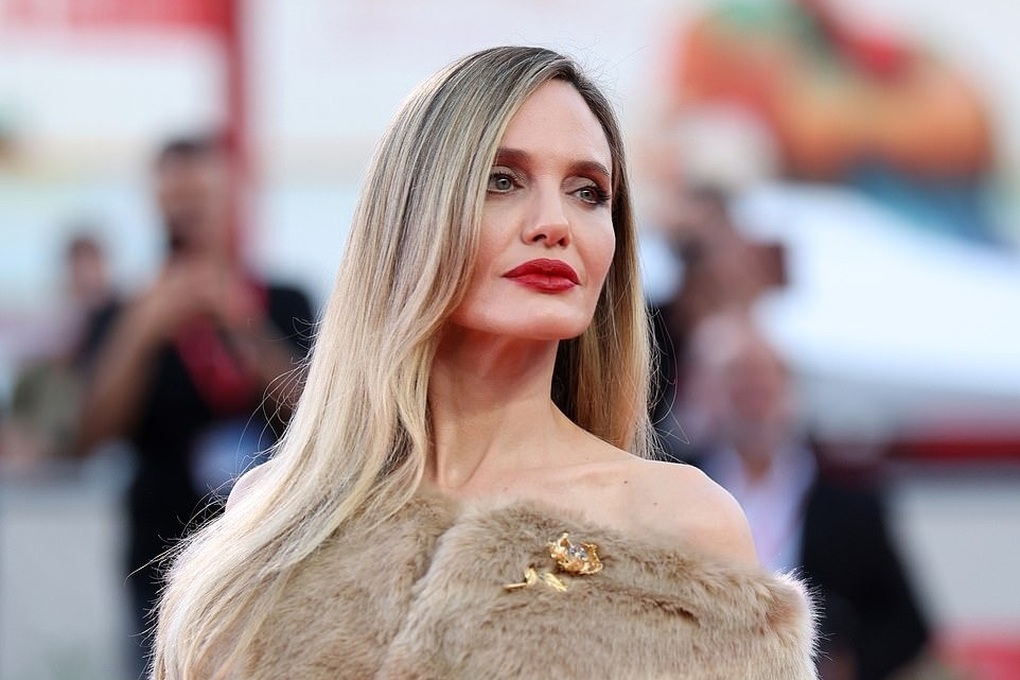 Angelina Jolie từ bỏ vụ kiện Brad Pitt bạo hành - 2 Angelina Jolie từ bỏ vụ kiện Brad Pitt bạo hành - 2