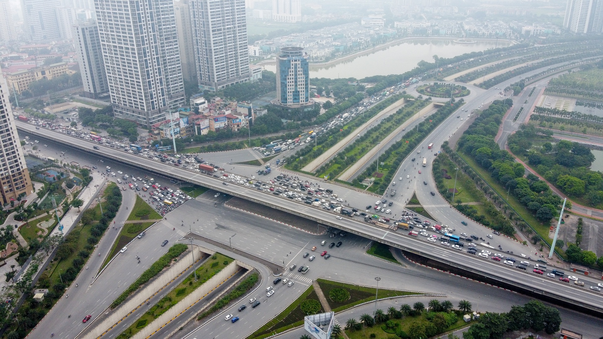 Hà Nội: Hình ảnh ô tô không lối thoát tại đường vành đai 3 trên cao - 15 Hà Nội: Hình ảnh ô tô không lối thoát tại đường vành đai 3 trên cao - 15