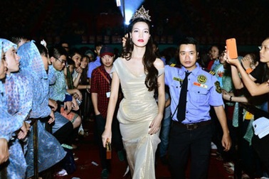 Sự kiện  “trai đẹp” Omar: Hoa hậu Thùy Dung và ban tổ chức tố nhau