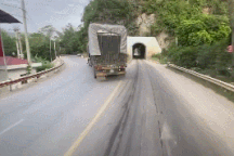 Tình huống xe tải phải "bất đắc dĩ" chạy ngược chiều gây tranh cãi