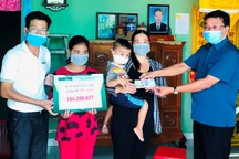 Bạn đọc Dân trí giúp 2 con thơ mất cha, mẹ gãy chân hơn 100 triệu đồng