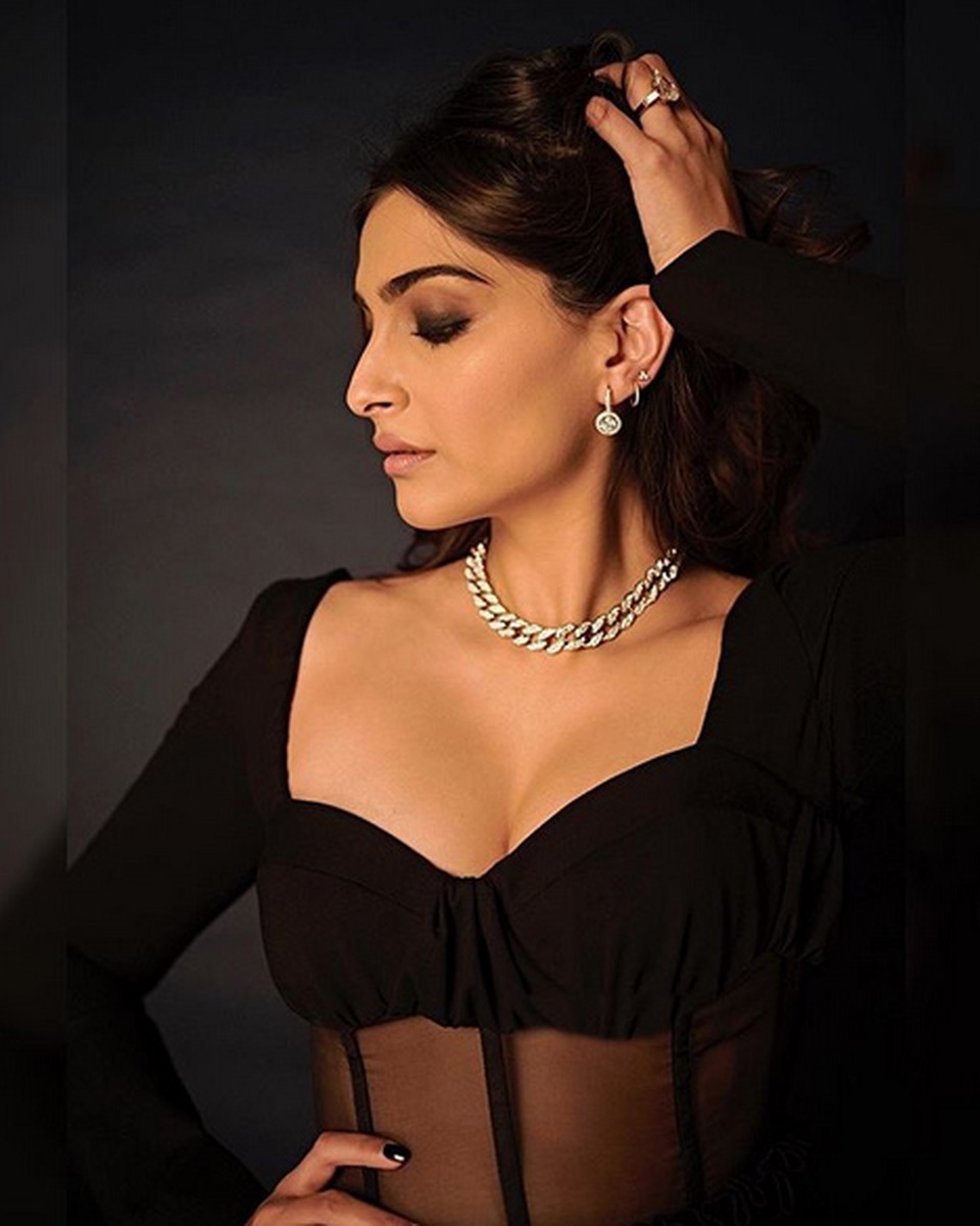 Minh tinh Ấn Độ Sonam Kapoor diện váy hở sâu khoe vòng một gợi cảm - 4 Minh tinh Ấn Độ Sonam Kapoor diện váy hở sâu khoe vòng một gợi cảm - 4