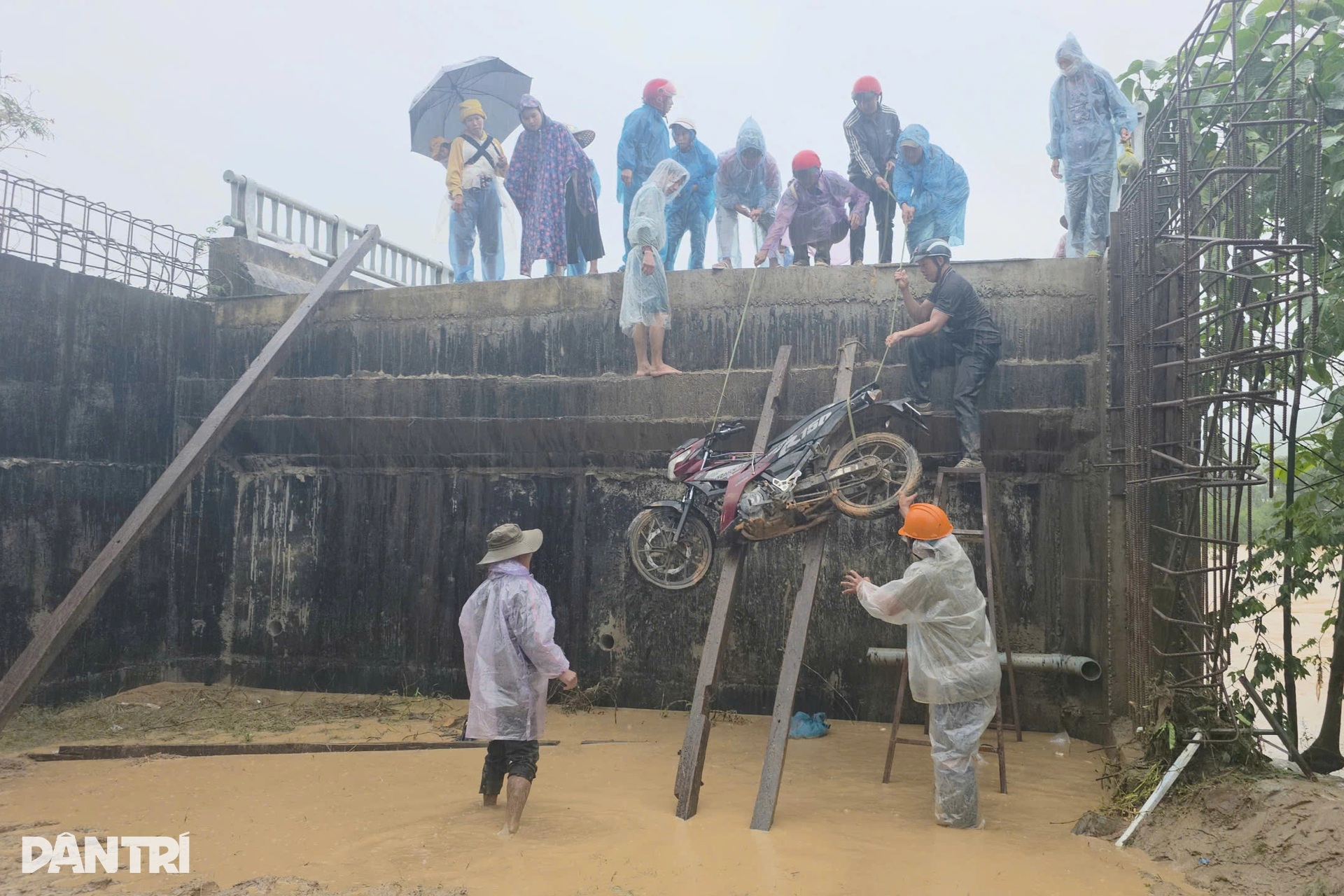 Sẽ xuyên đêm sơ tán người dân vùng lũ bằng mọi giá - 5 Sẽ xuyên đêm sơ tán người dân vùng lũ bằng mọi giá - 5