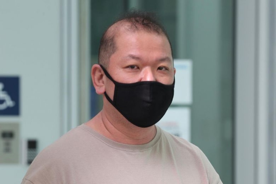 Nguy cơ ngồi tù vì cố tình tháo khẩu trang ho vào mặt nhân viên siêu thị - 1