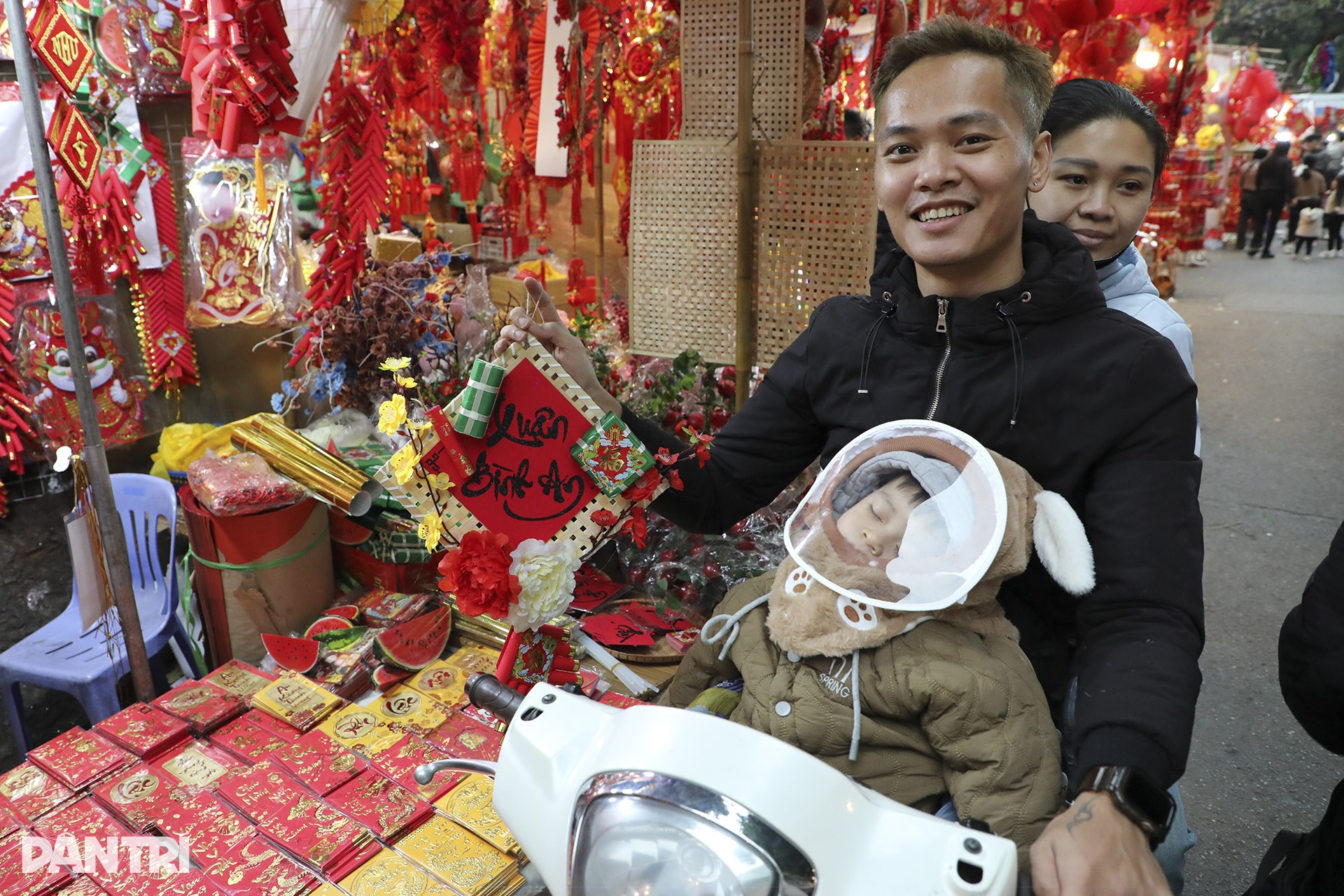 Lắng đọng những khoảnh khắc tại chợ hoa Hàng Lược ngày cuối năm - 6 Lắng đọng những khoảnh khắc tại chợ hoa Hàng Lược ngày cuối năm - 6