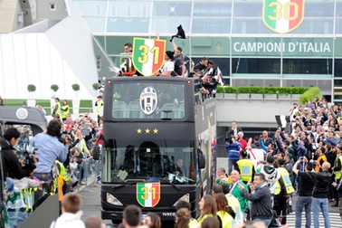 Juventus vô địch sớm 3 vòng: Sắc “trắng đen” che phủ Serie A