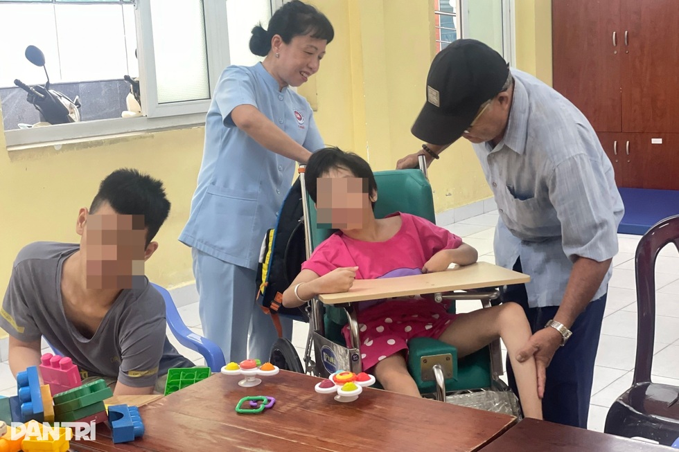 Lớp học đặc biệt giữa lòng bệnh viện gieo hy vọng cho trẻ em khiếm khuyết - 3 Lớp học đặc biệt giữa lòng bệnh viện gieo hy vọng cho trẻ em khiếm khuyết - 3
