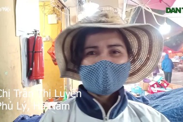 Chia sẻ của những nữ cửu vạn chợ Long Biên