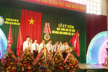 ĐH Đồng Tháp đón nhận Huân chương Độc lập hạng ba