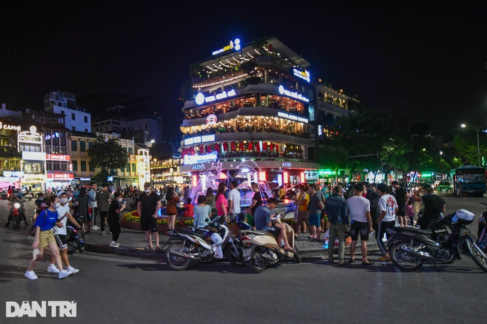 Hà Nội đóng cửa quán bar, karaoke..., phố Tây Tạ Hiện vẫn tấp nập khách - 1 Hà Nội đóng cửa quán bar, karaoke..., phố Tây Tạ Hiện vẫn tấp nập khách - 1